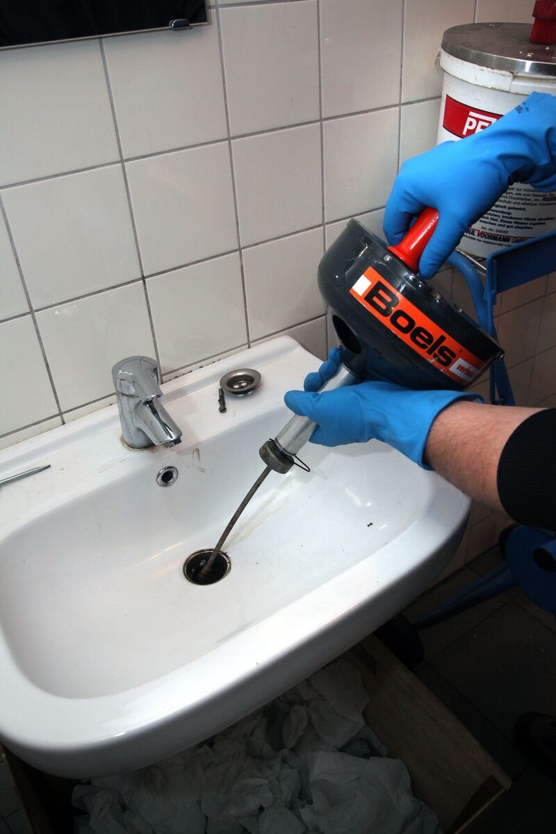 Loodgieter Maasstad in Rotterdam die gootsteen afvoer ontstopt